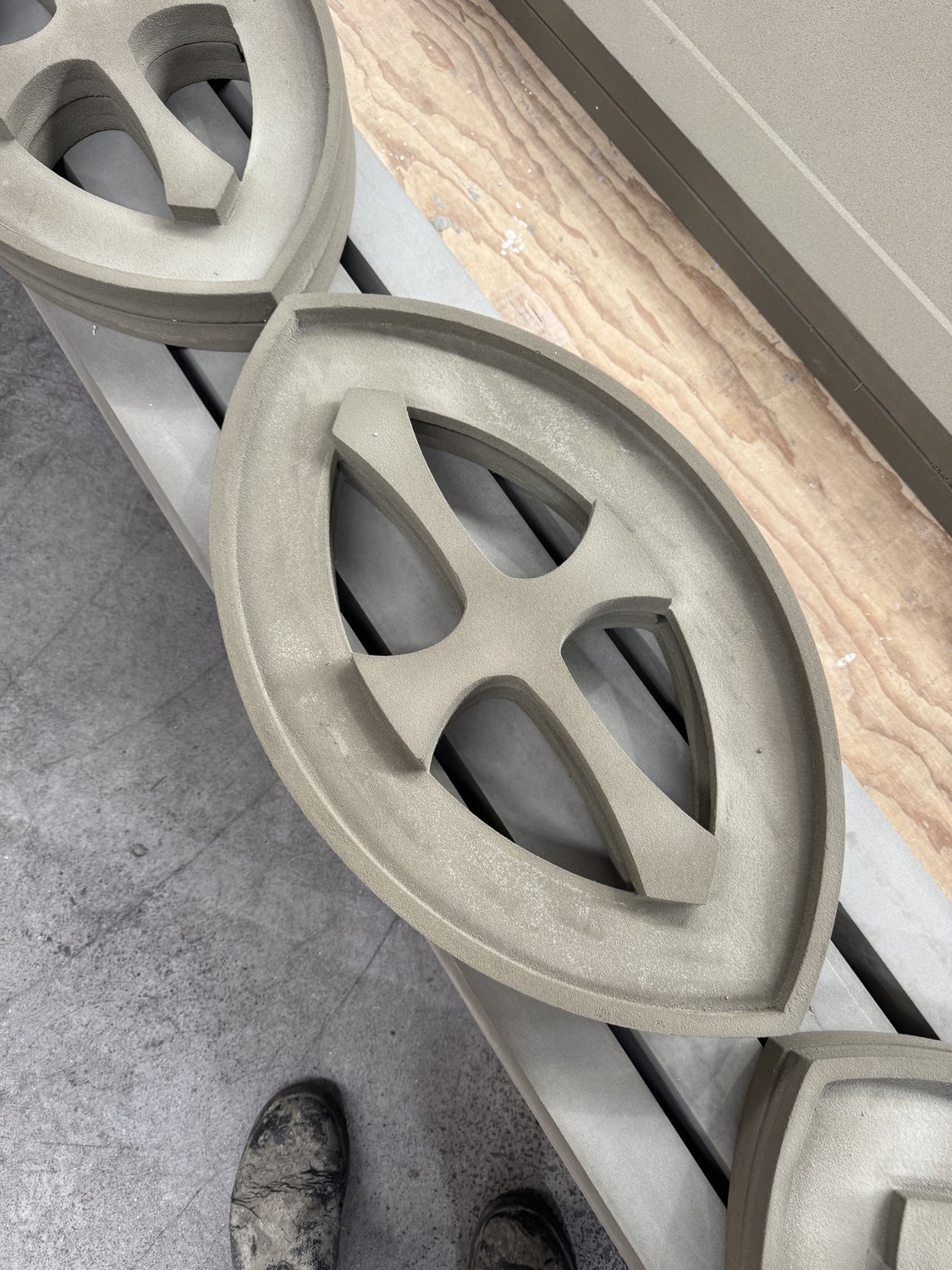 Accumen® custom moulding - oval decorative vent, cross-spoke detail