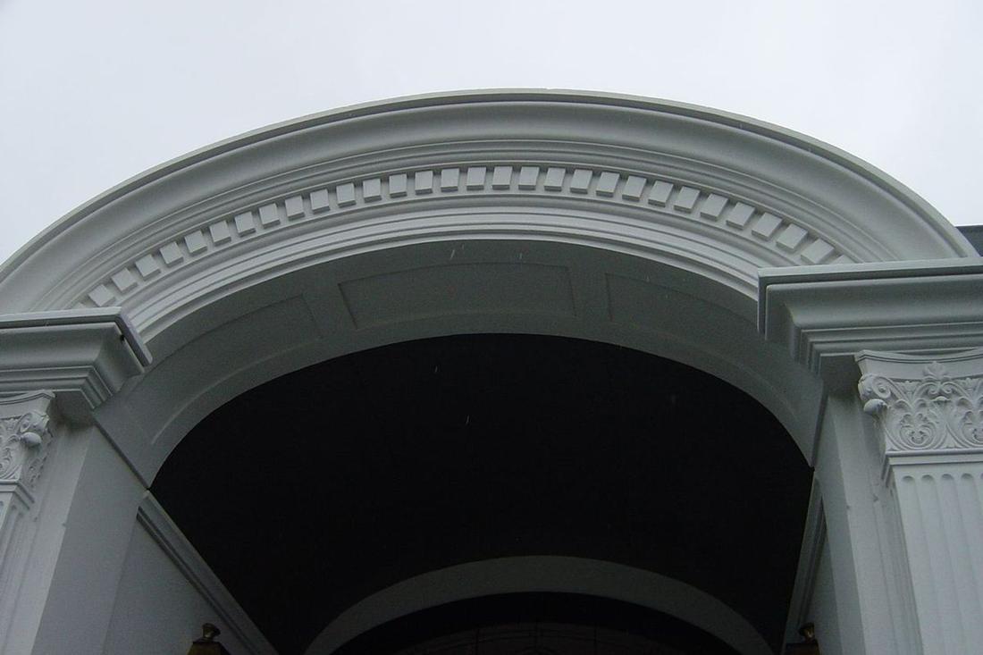 Entrance with Cornice Moulding - image 1